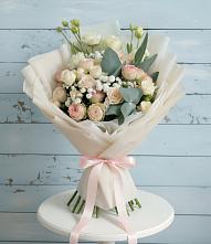 Букет цветов из:  Розы и Лизиантусы в Рождественской Ставропольский край