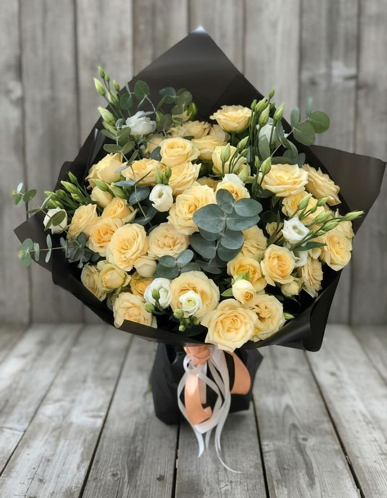 Букет цветов из: Розы и Лизиантусы в Рождественской Ставропольский край