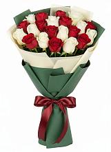 Букет Микс из красных и белых роз в Рождественской Ставропольский край