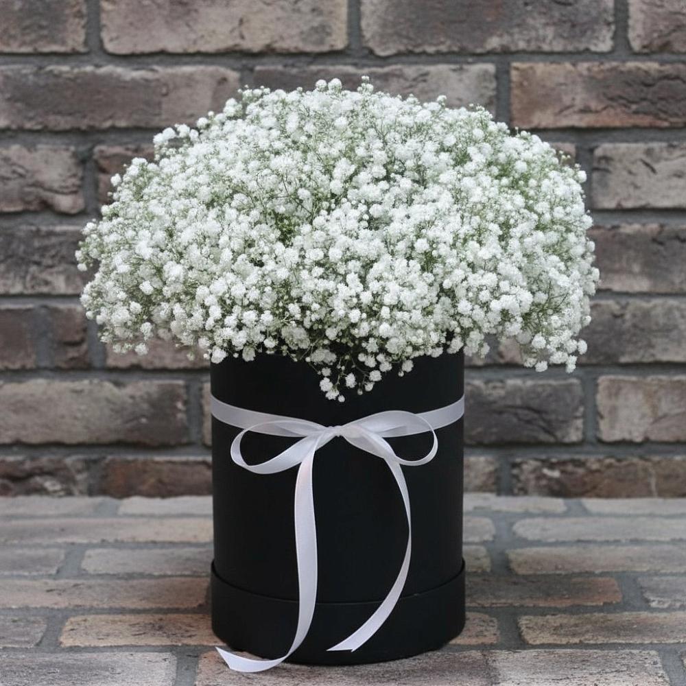 Цветочная композиция из Гипсофила в шляпной коробке в Рождественской Ставропольский край