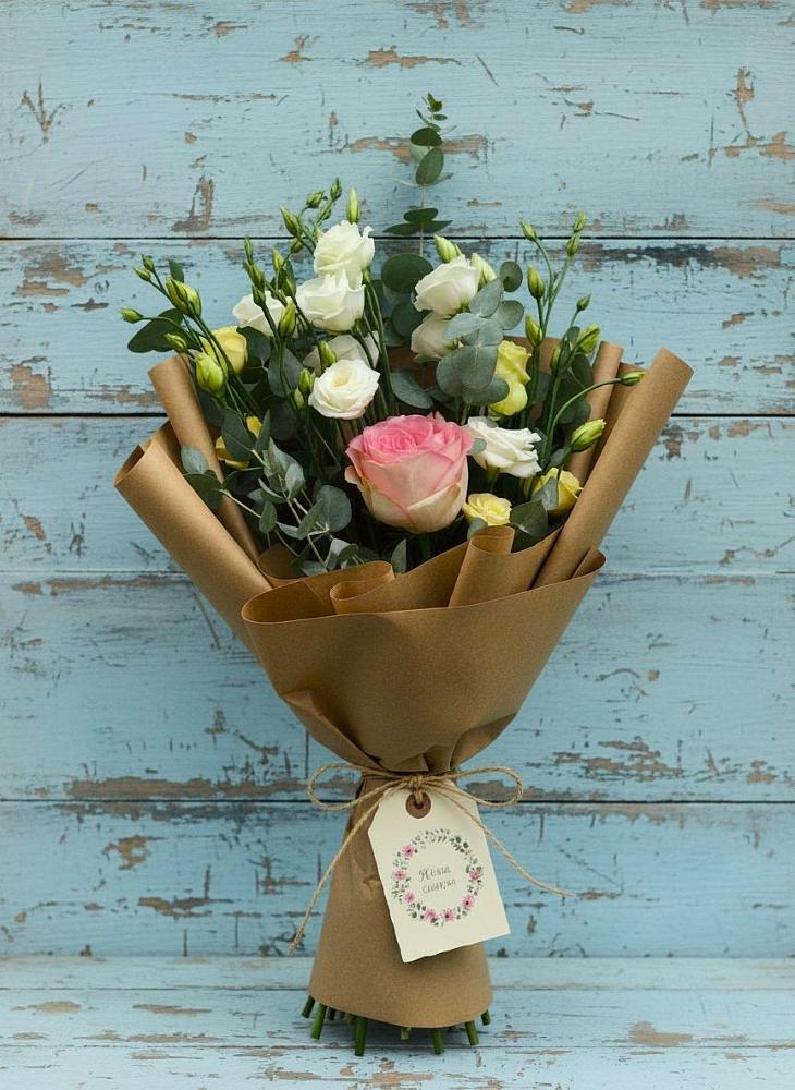 Букет цветов из: Розы и Лизиантусы в Рождественской Ставропольский край