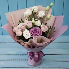 Букет цветов из:  Розы и Лизиантусы в Рождественской Ставропольский край