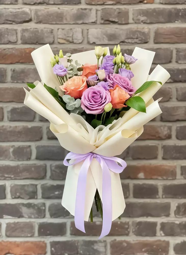 Букет цветов из: Лизиантусы и Розы в Рождественской Ставропольский край