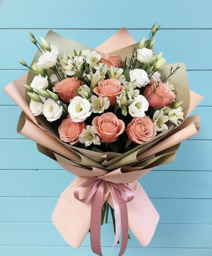 Букет цветов из: Розы, Альстромерии и Лизиантусы в Рождественской Ставропольский край
