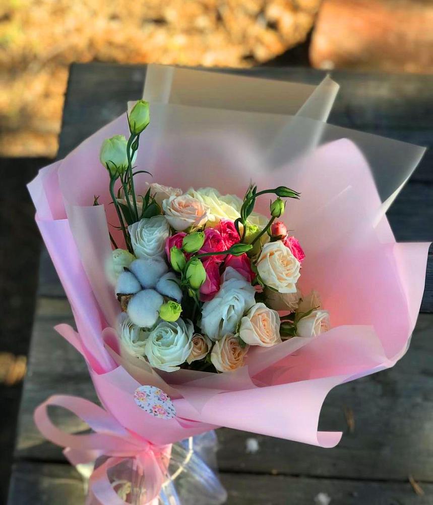 Букет цветов из: Розы и Лизиантусы в Рождественской Ставропольский край