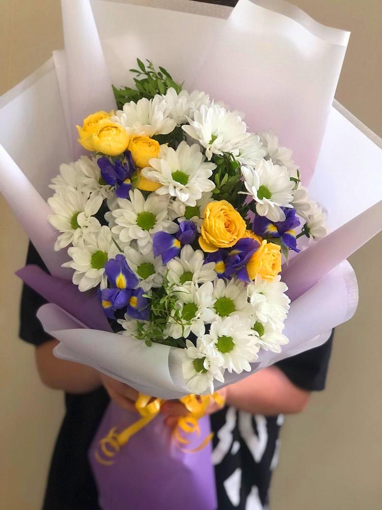 Букет цветов из: Ирисы, Хризантемы и Розы в Рождественской Ставропольский край