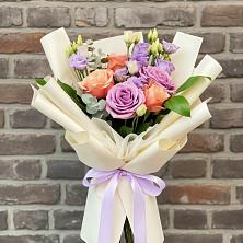 Букет цветов из:  Лизиантусы и Розы в Рождественской Ставропольский край