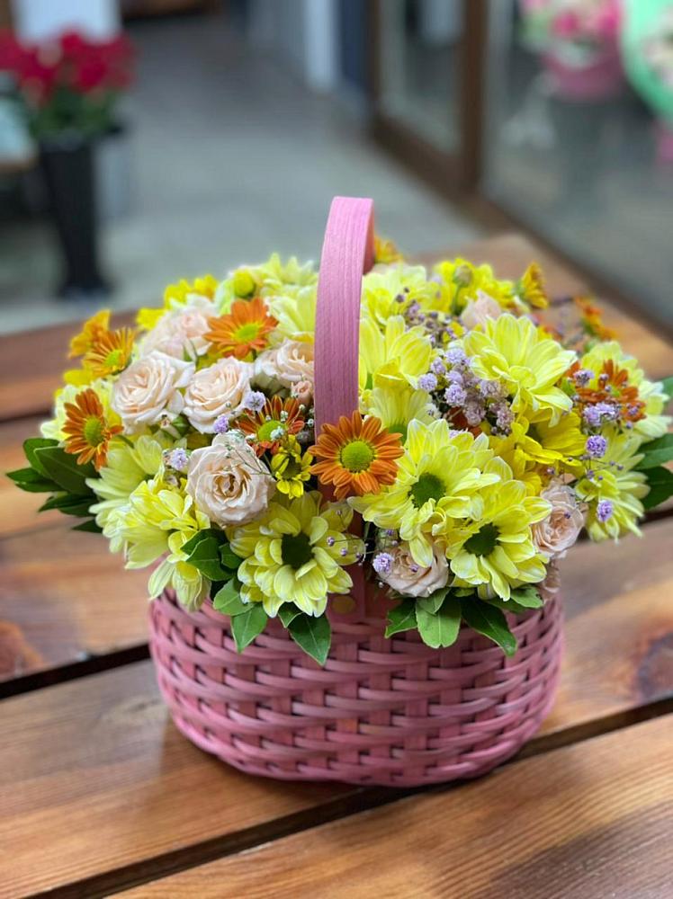 Цветочная композиция из Хризантемы и Розы в корзине в Рождественской Ставропольский край