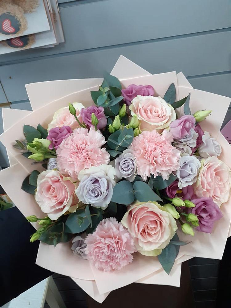 Букет цветов из: Розы, Гвоздики и Лизиантусы в Рождественской Ставропольский край