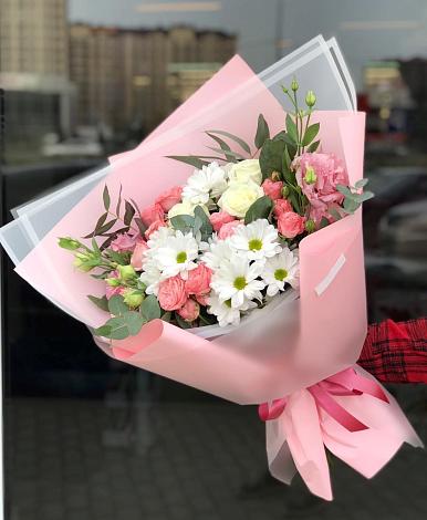 Букет цветов из: Розы, Лизиантусы и Хризантемы в Рождественской Ставропольский край