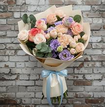 Букет цветов из:  Розы, Лизиантусы и Гвоздики в Рождественской Ставропольский край
