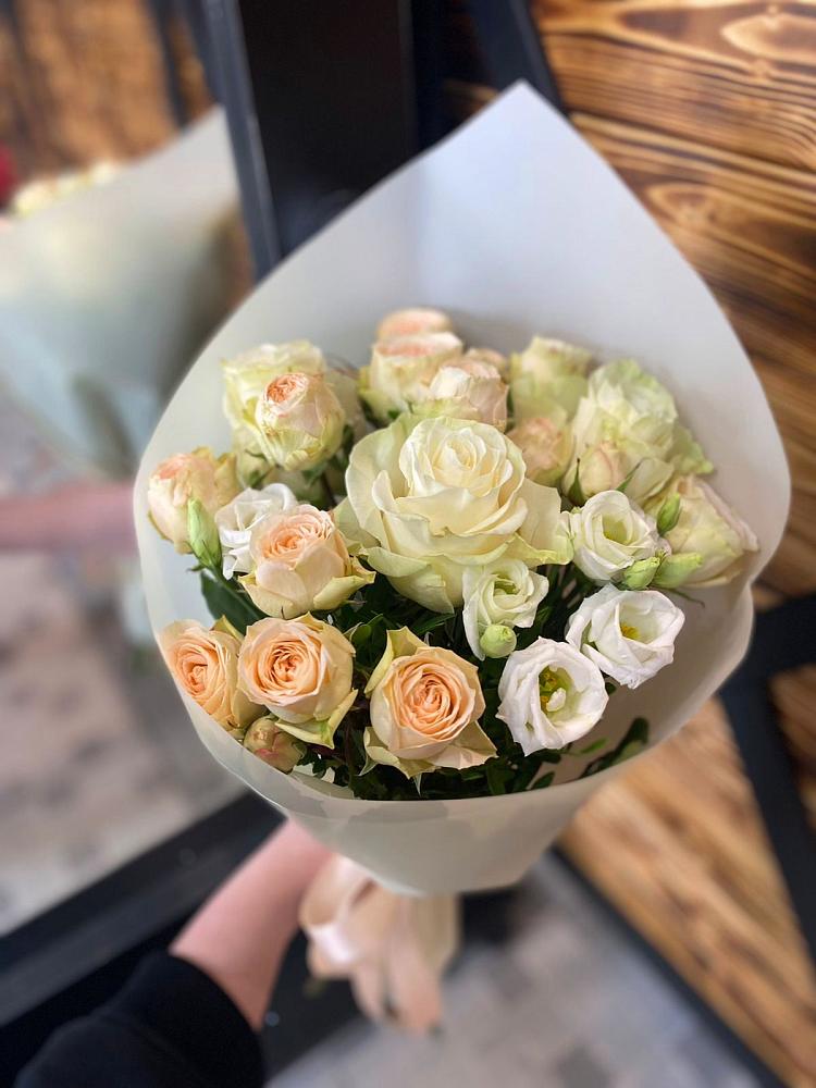 Букет цветов из: Розы и Лизиантусы в Рождественской Ставропольский край